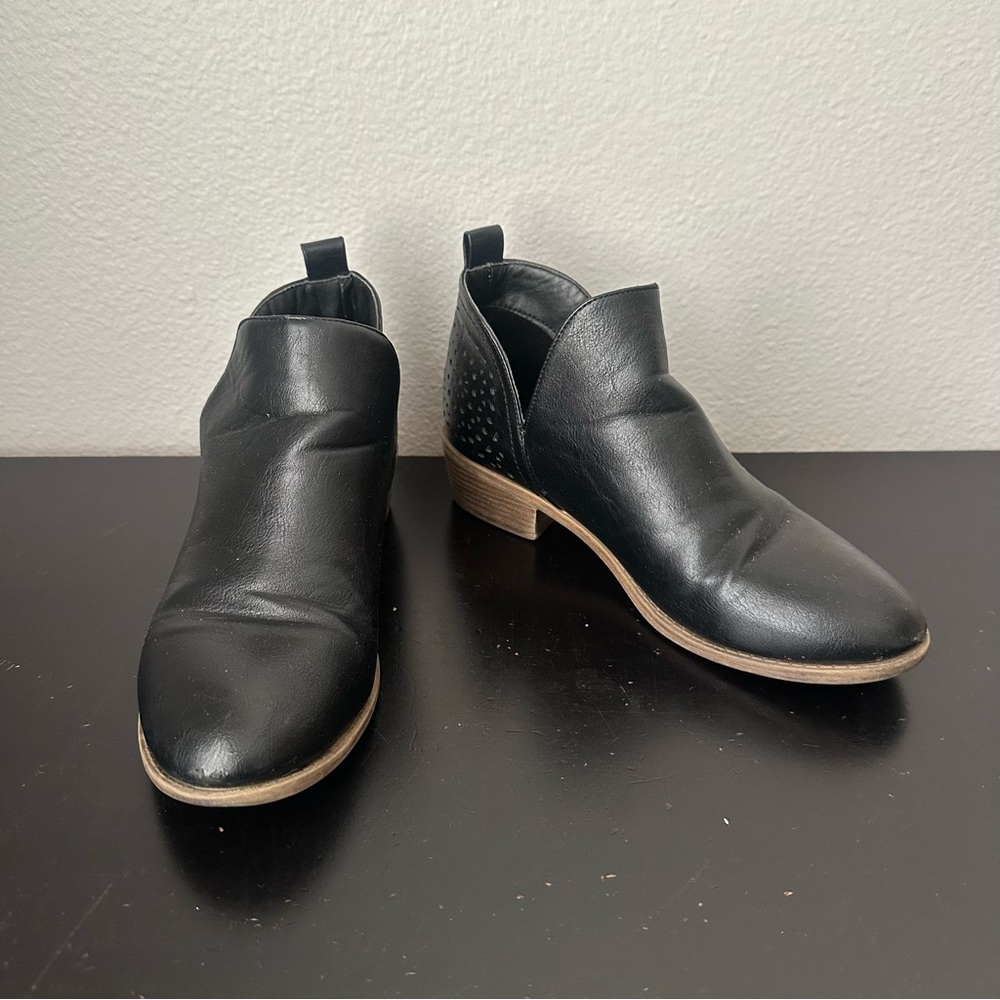 Vepose Black Faux Leather Cut Out Ankle Boots